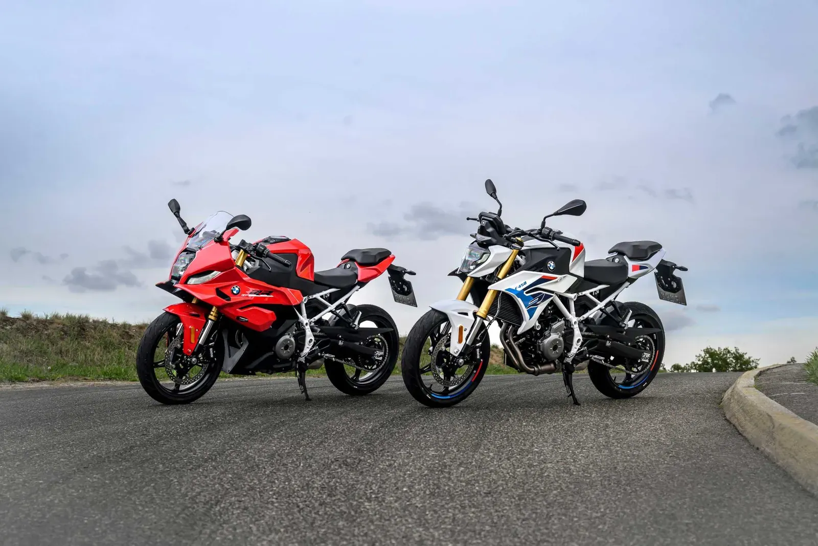 BMW F 450 RR neben der F 450 GS