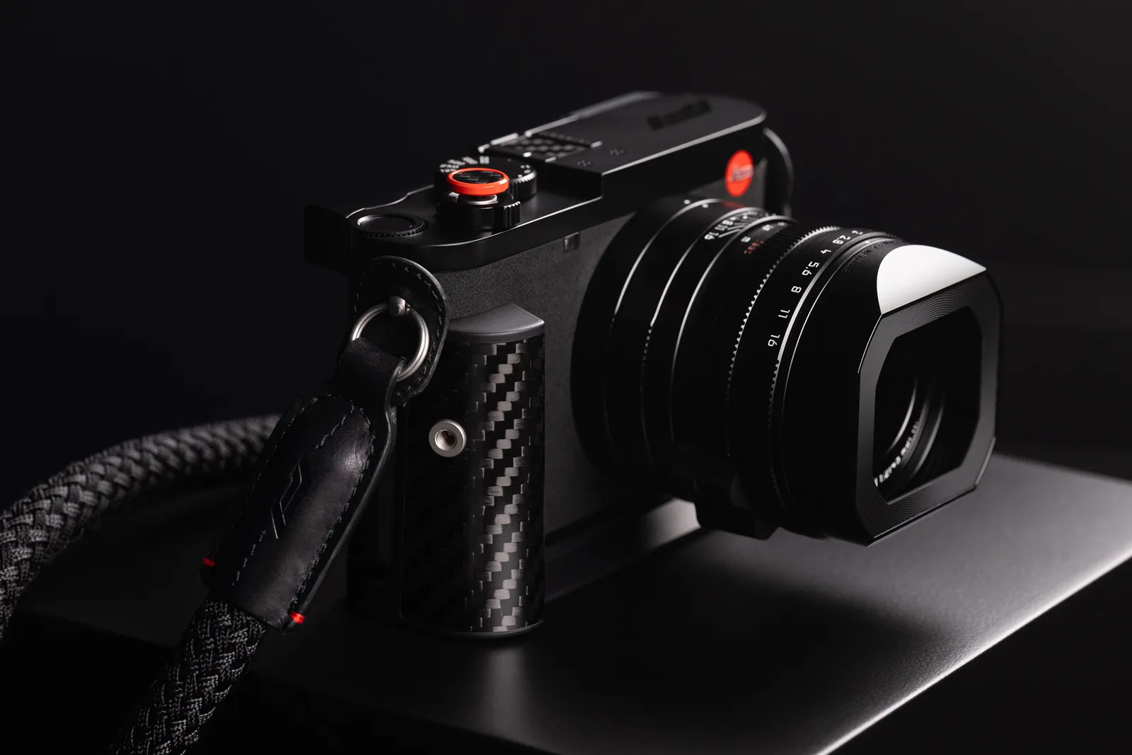 Leica Q3 43 Formula 1 Edition mit Tragriemen