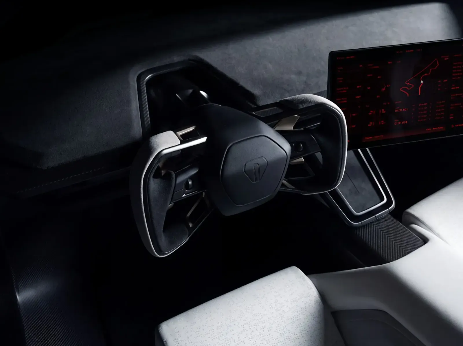 Cockpit des Tesla Roadster mit Yoke-Lenkrad